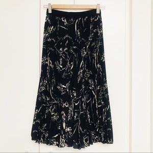 Pleated black floral midi skirt - S